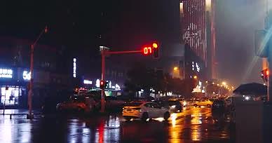 4K雨夜路口红绿灯交通车流夜间行车视频的预览图